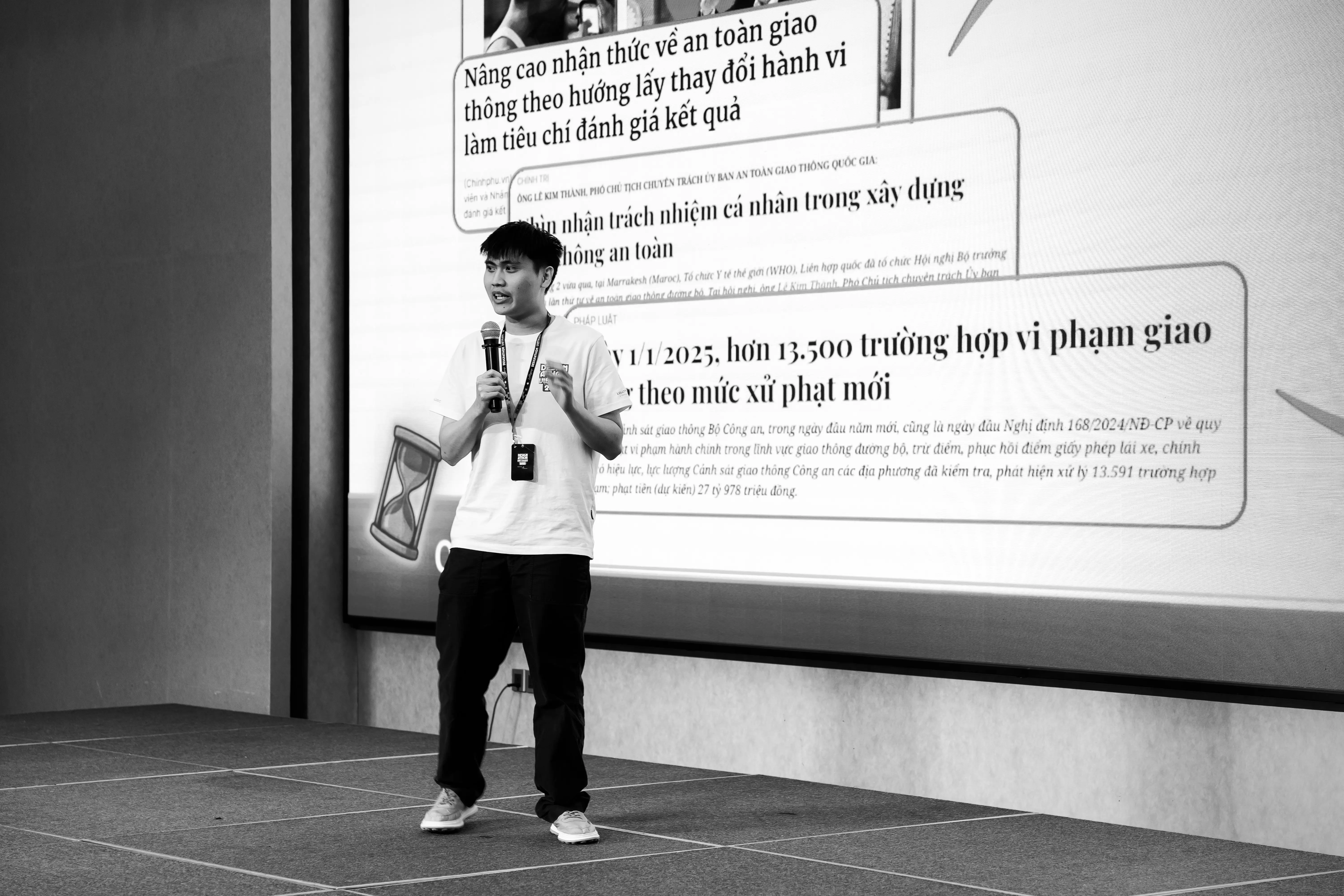 An image of the creator - Tuan Son is giving his presentation in Designathon which was hosted in 2025